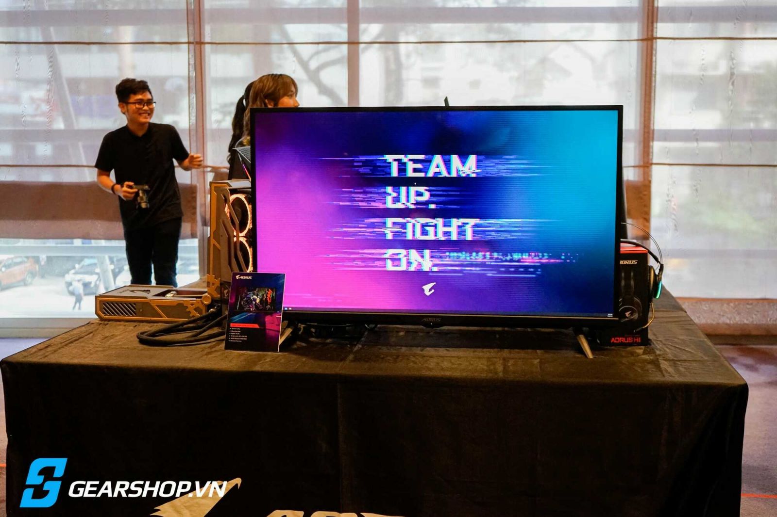 Màn hình Aorus FV43U có kích thước lớn lên đến 43 inch